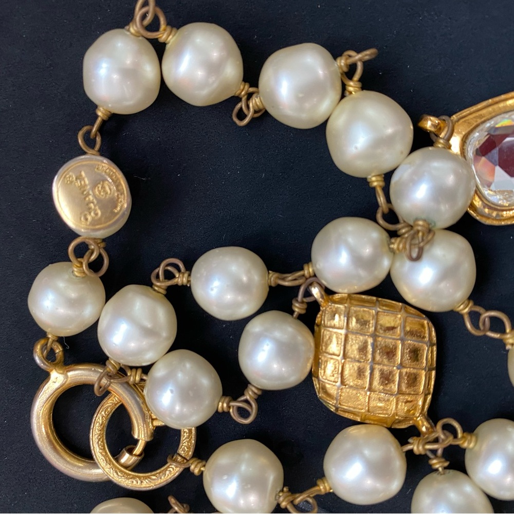 CHANEL 1970s quilted pearl and crystal embellished necklace. Collectors item! - Picture 4 of 4